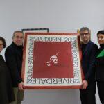 Vittorio Camaiani dona al Comune una sua creazione Vittorio Camaiani dona al Comune una sua creazione