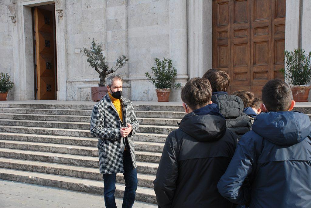 Una classe della scuola “Sacconi” in visita alla cattedrale e al monumento alla “Retara”