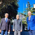 117 anni di vita, la bandiera del Rotary sventola davanti al Comune